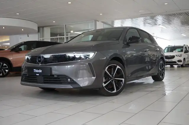 Opel Astra view 4