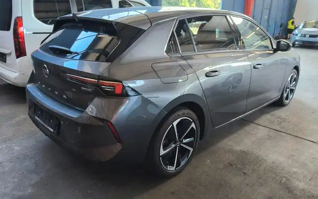 Opel Astra view 5