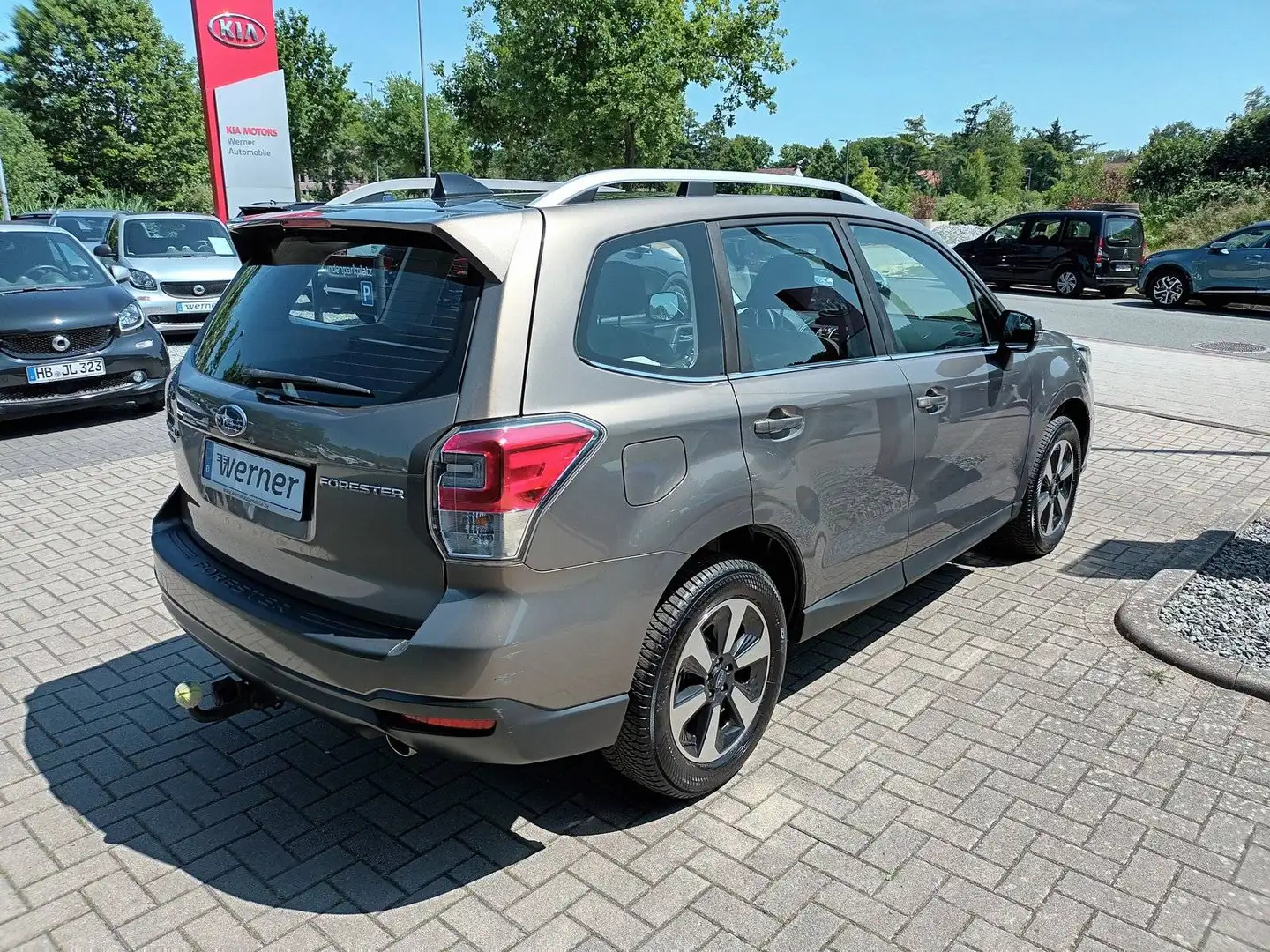 Subaru Forester 2.0i Comfort X-Mode AHK Gris - 2
