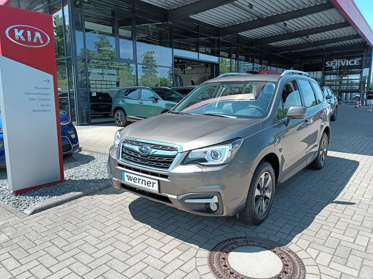 Subaru Forester 2.0i Comfort X-Mode AHK Gris - 1