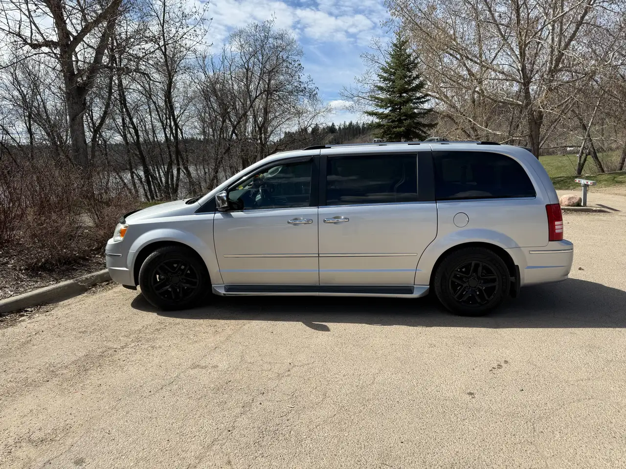 Chrysler Town & Country снимка Chrysler Town & Country