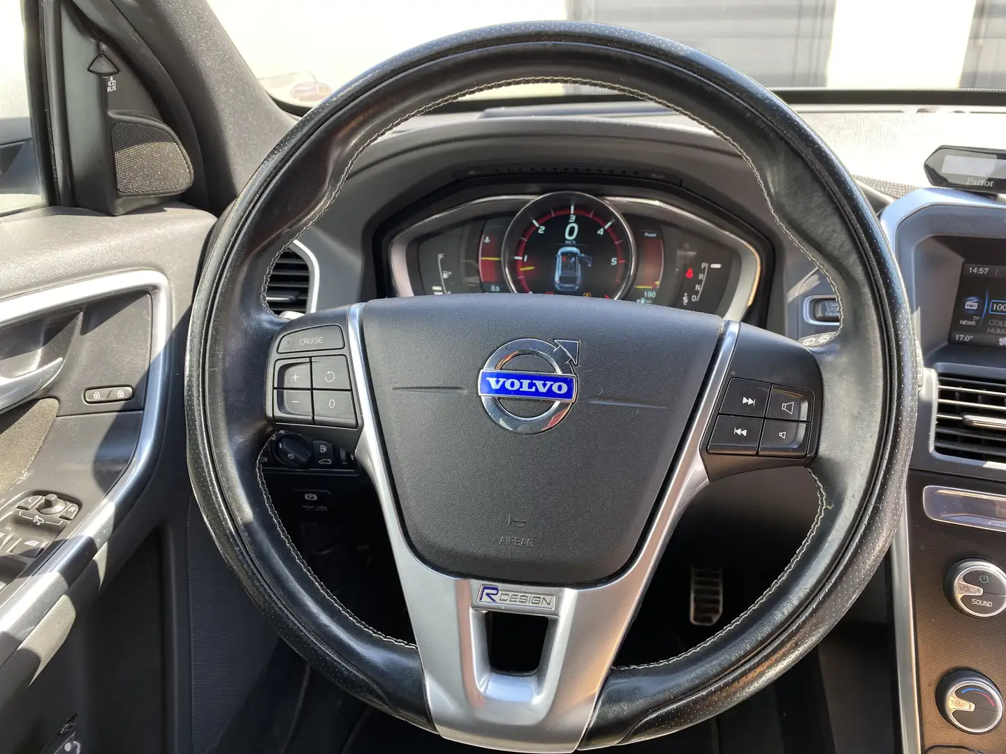 Volvo XC60 2.0 d3 R-design Momentum 136cv geartronic - 2