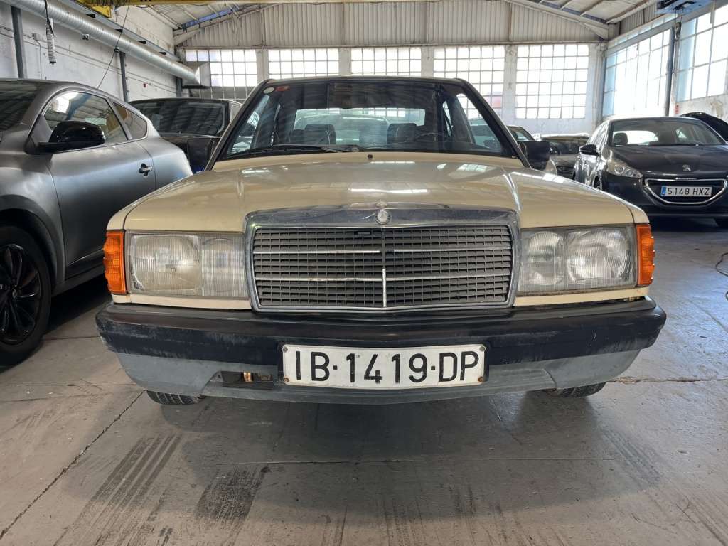 Mercedes-Benz 260 Berlina Manual de 4 Puertas - foto 1