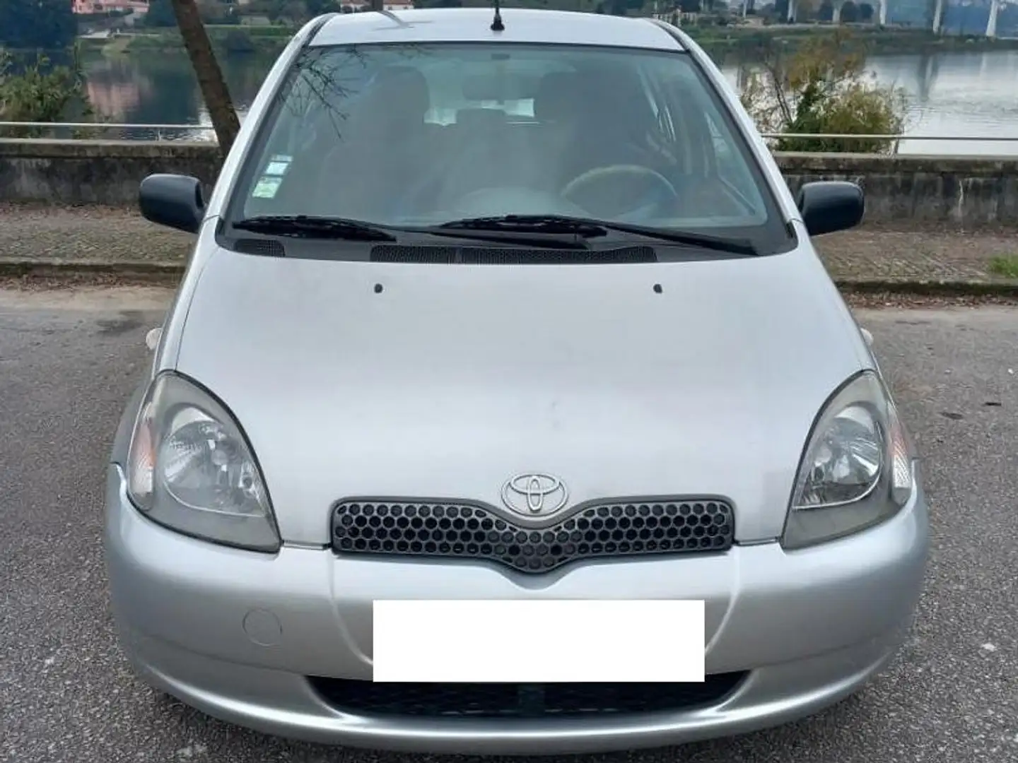 Toyota Yaris 1.0 VVt-i Gris - 1