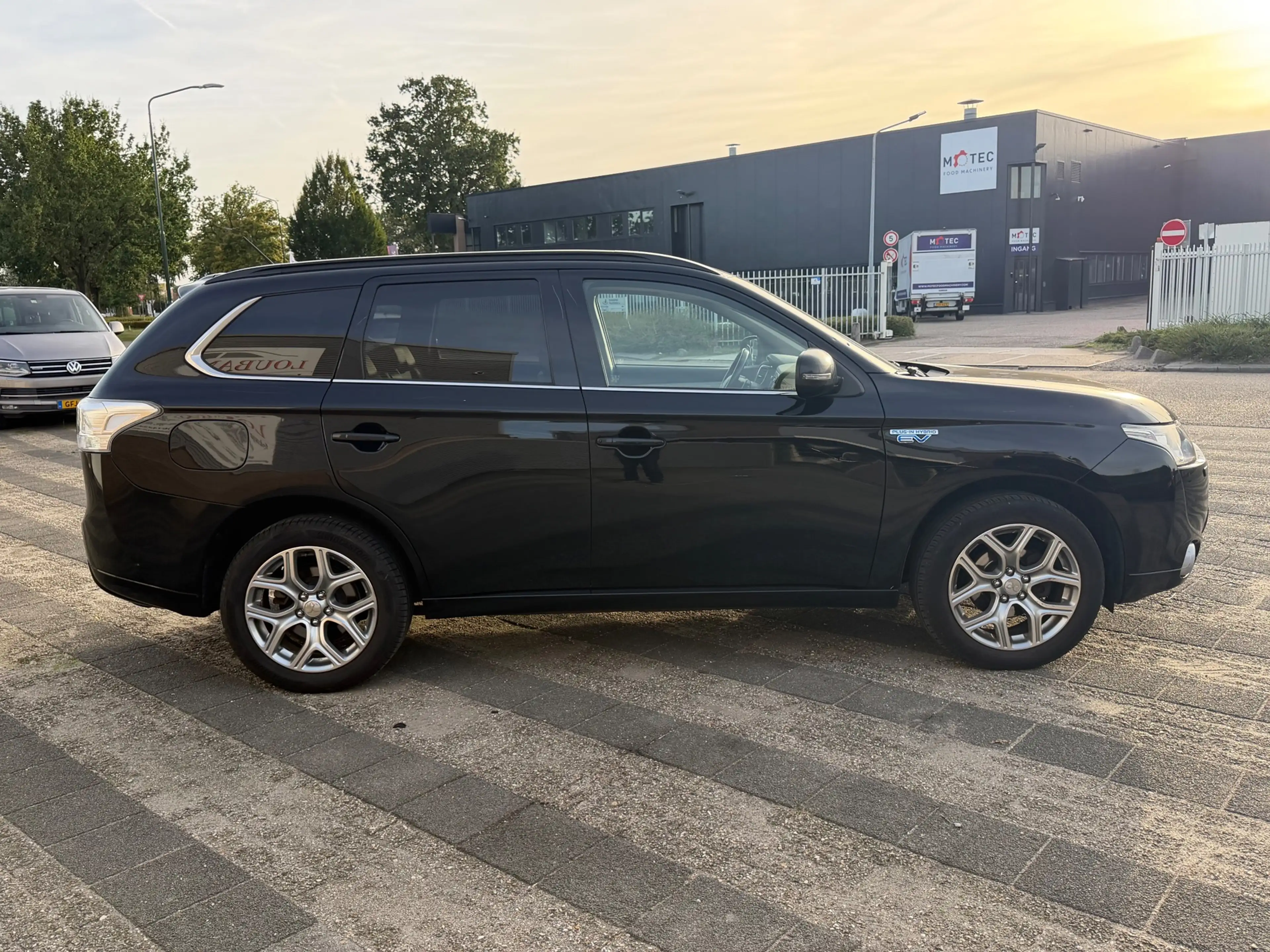 Mitsubishi Outlander 2.0 PHEV instyle 2013 open dak camera hagel schade — photo 15