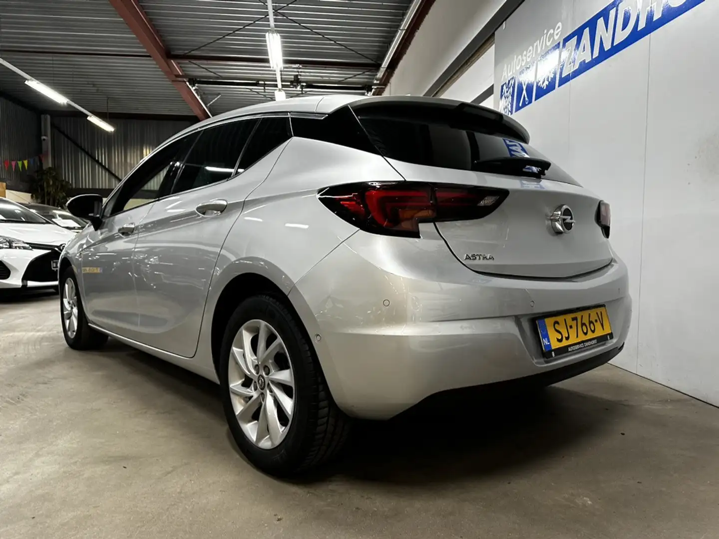 Opel Astra 1.0 Innovation Grijs - 2