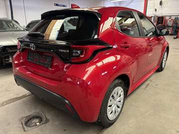 Hybrid 1.5i VVT-i E-CVT Iconic