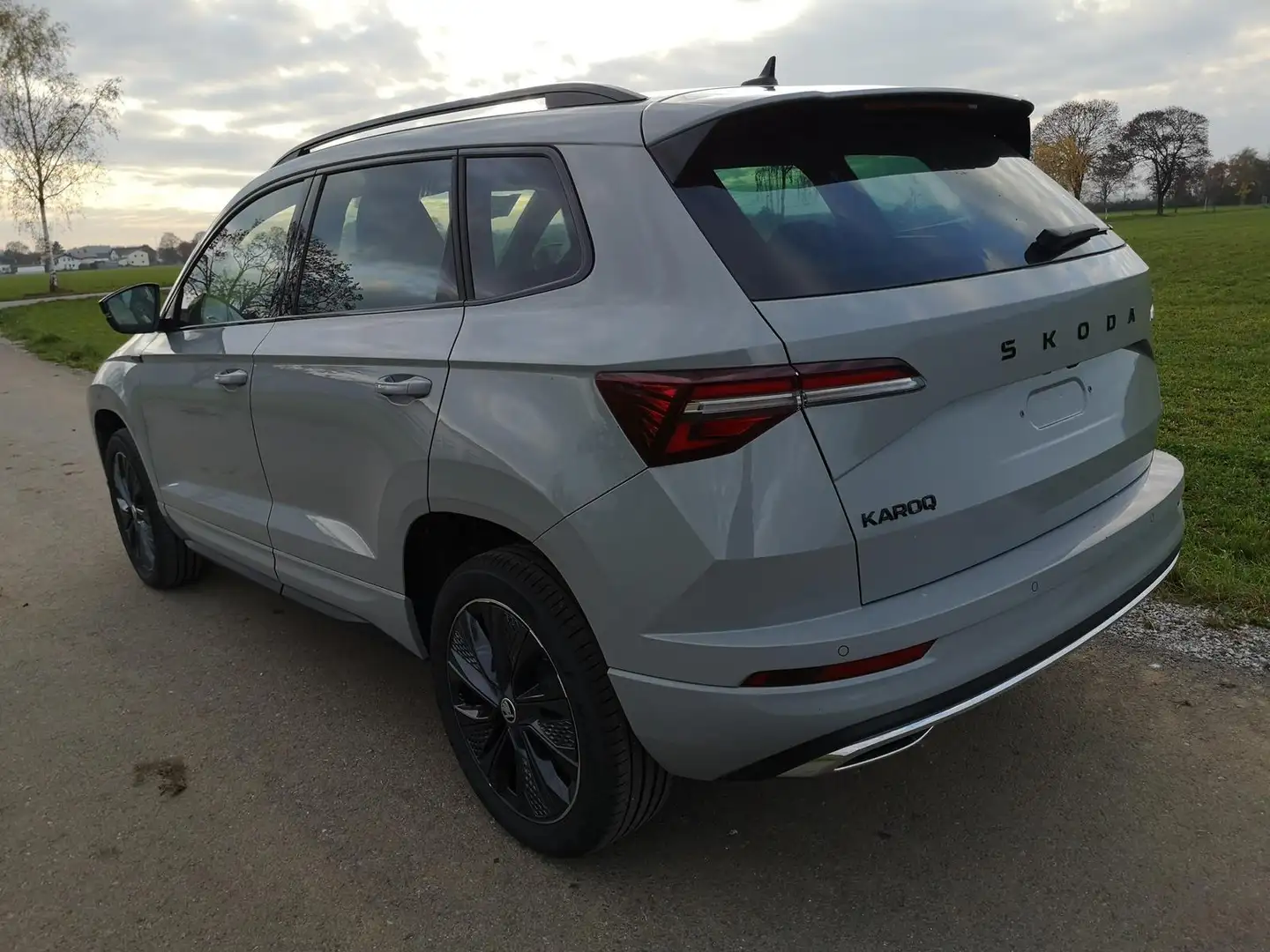 Skoda Karoq Sportline 1.5TSI DSG AHK Matrix ACC Navi 140 kW... Grau - 2