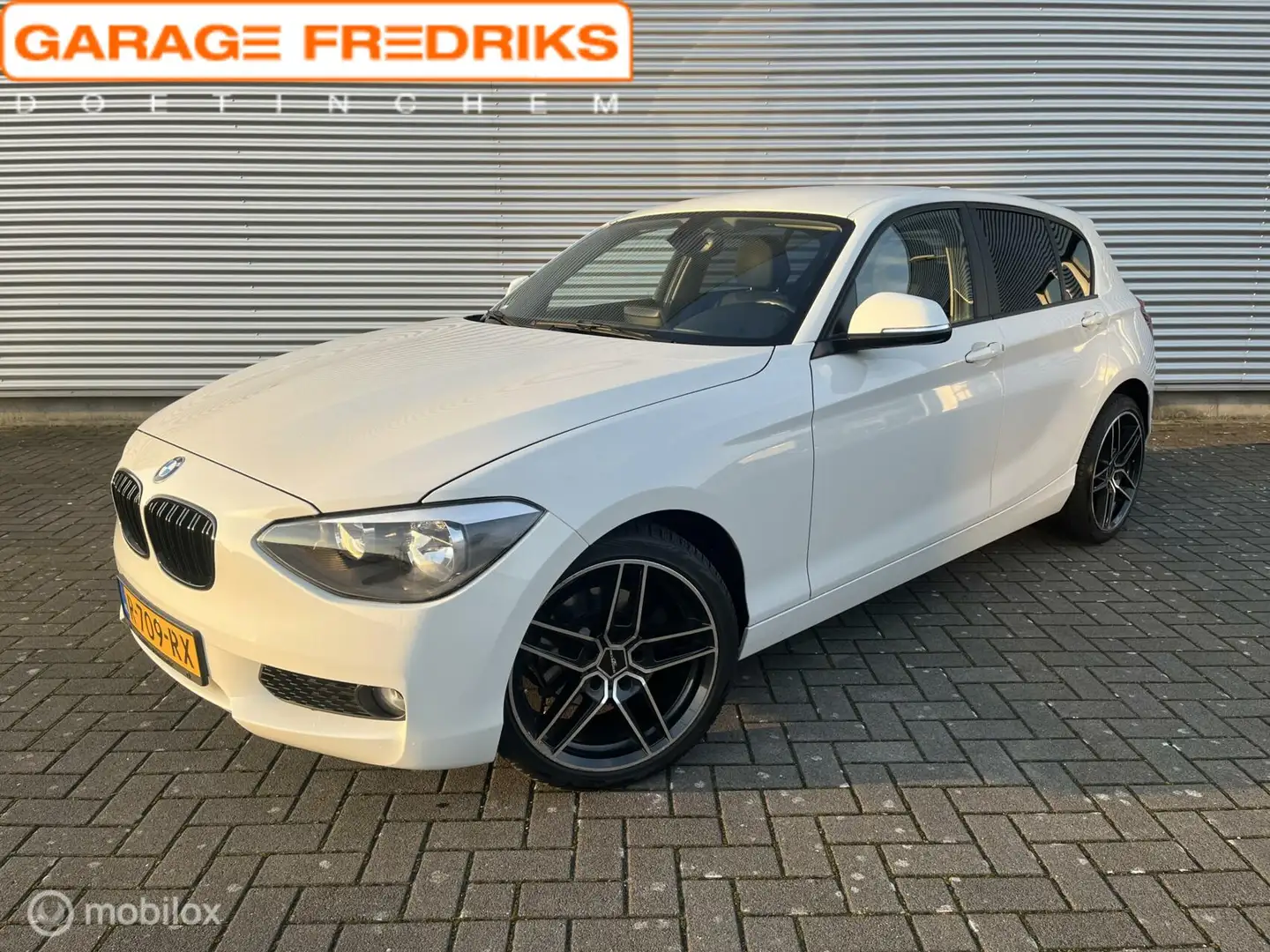 BMW 118 1-serie 118i Business+ | Airco | Cruise | Parkeers Bílá - 1