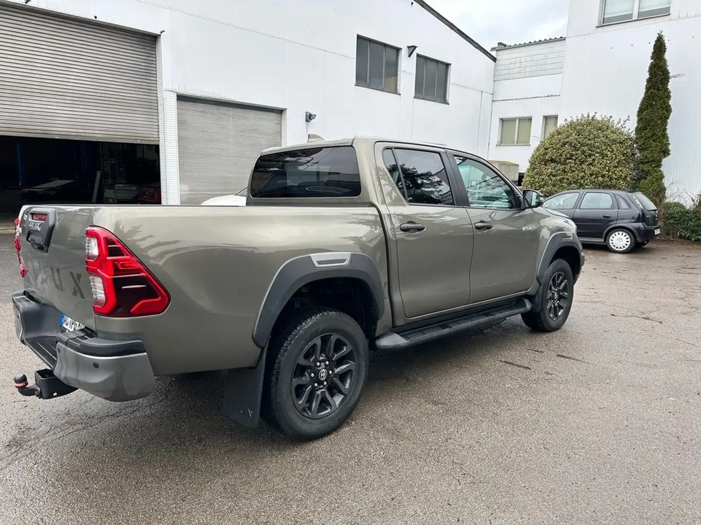 Toyota Hilux Double Cab  INVINCIBLE Green - 2