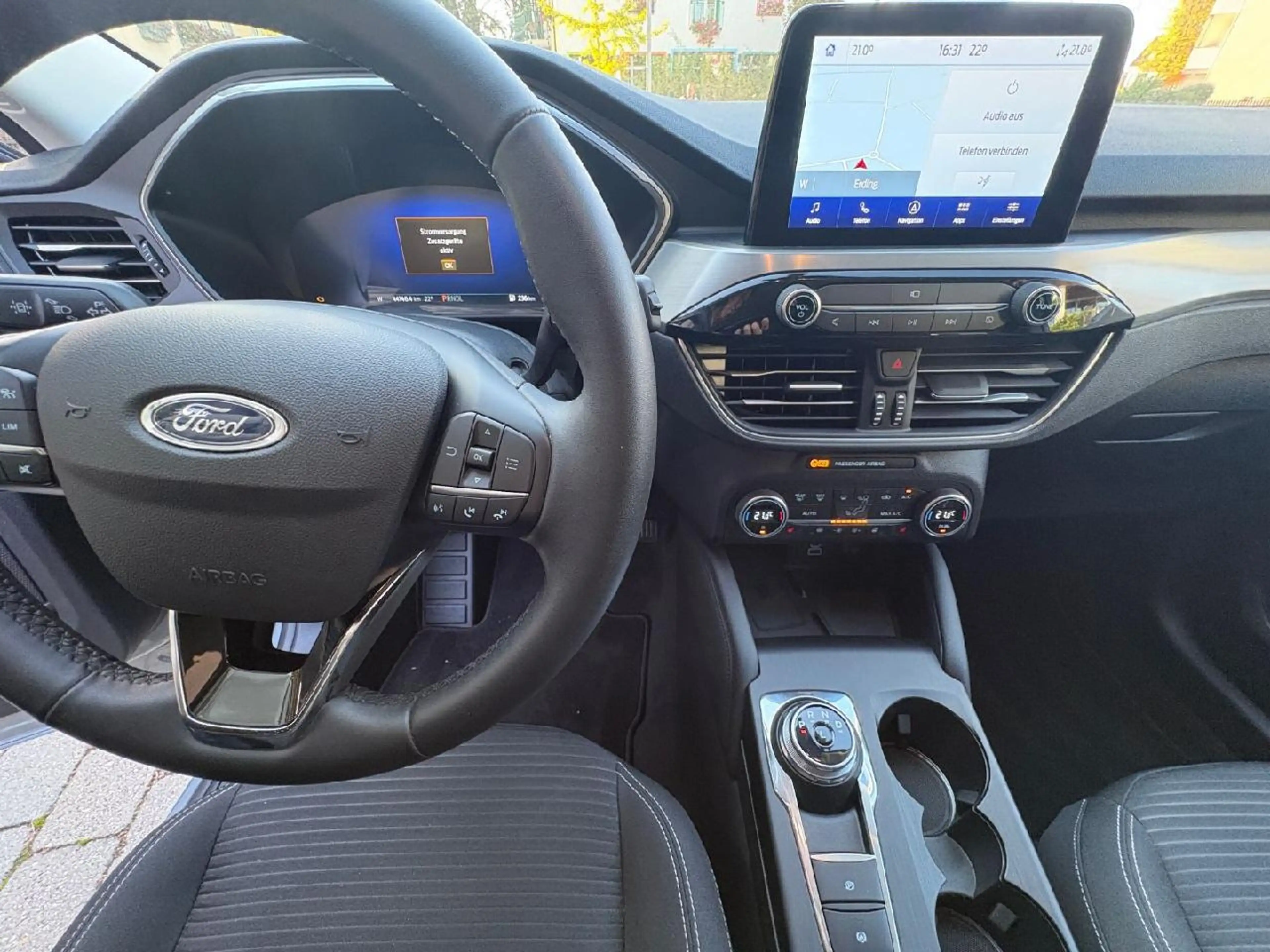 Ford Kuga Hybrid Titanium — photo 8
