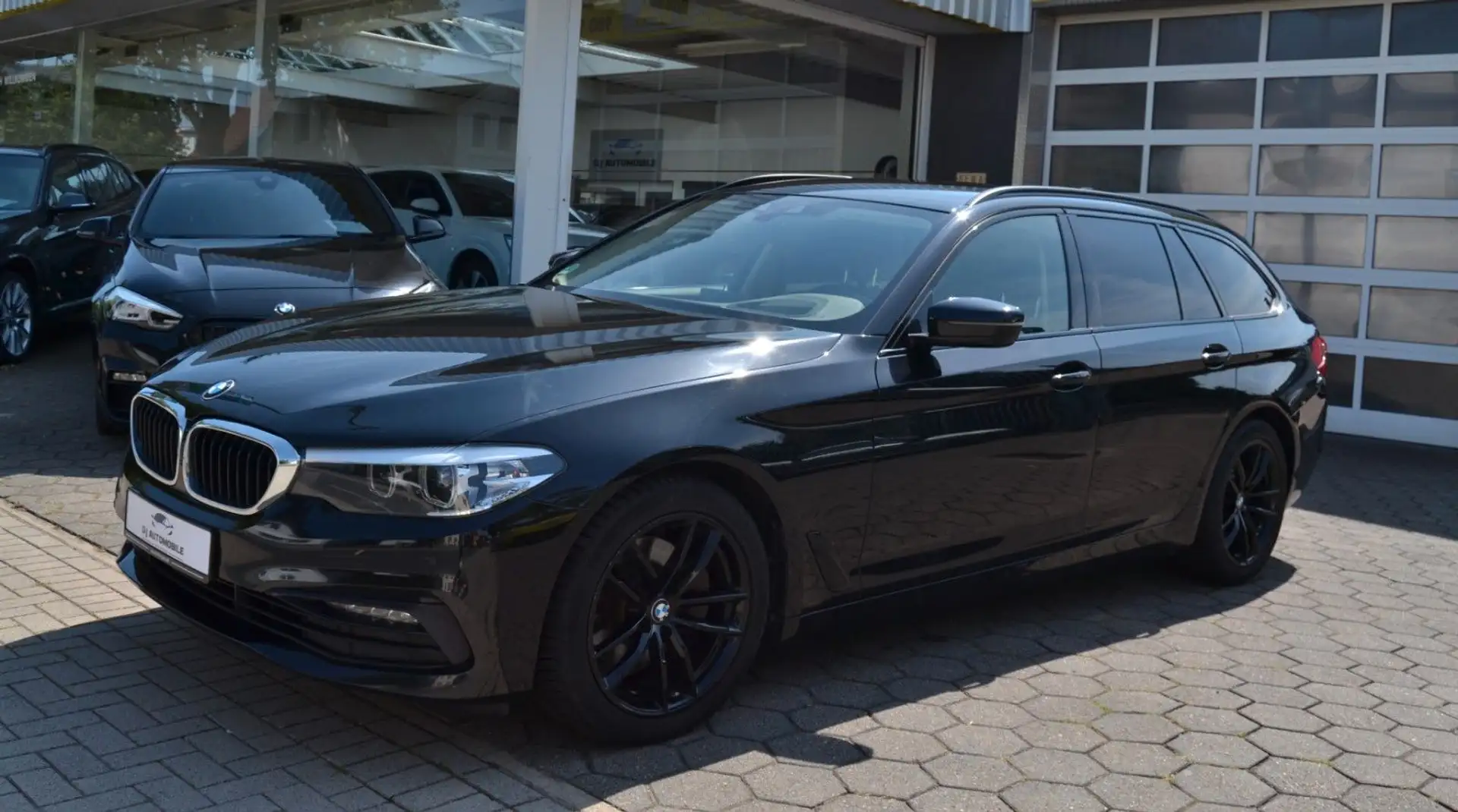 BMW 520 d xDrive Sport Line*AHK*Kamera*HUD*TotW*DAB* Schwarz - 1