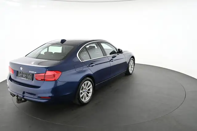 BMW 3 Series view 2