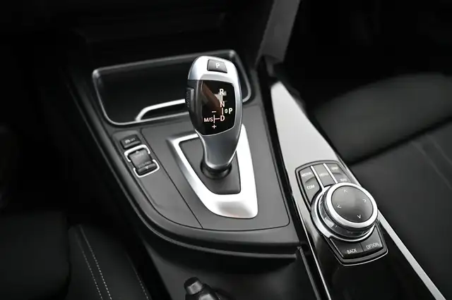 BMW 3 Series view 24