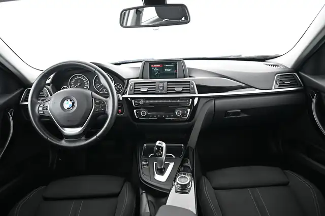 BMW 3 Series view 17