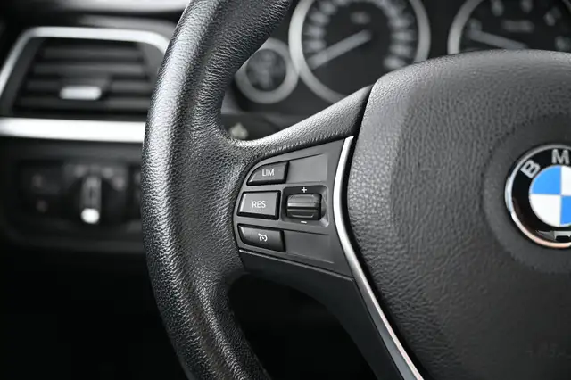 BMW 3 Series view 28