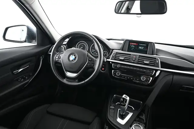 BMW 3 Series view 18