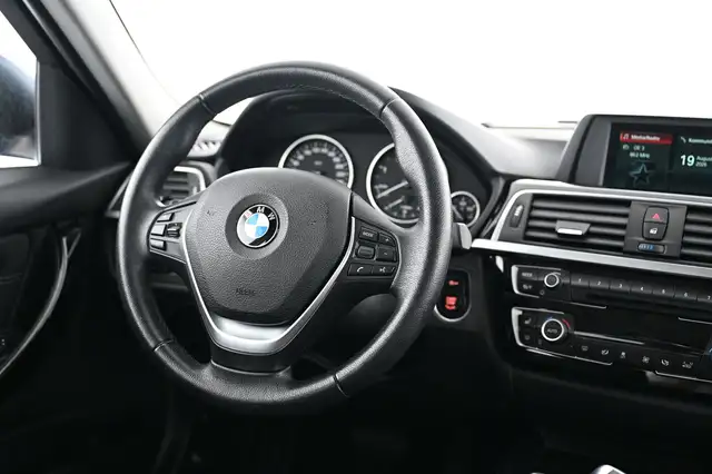 BMW 3 Series view 20