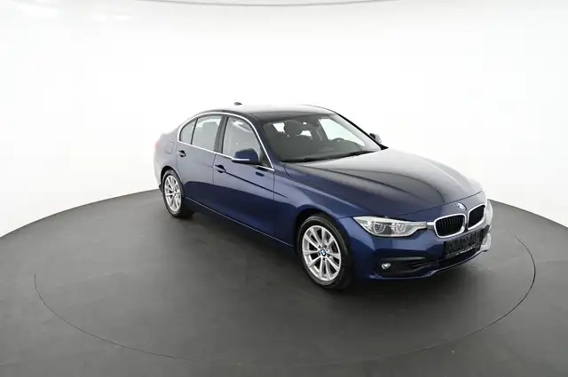 BMW 3 Series view 10