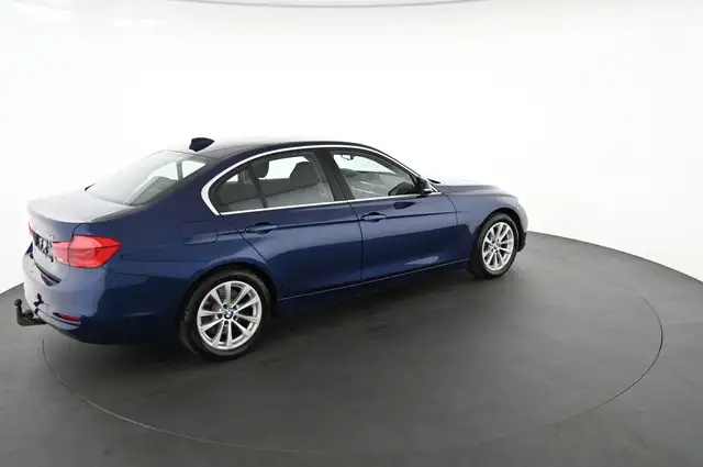 BMW 3 Series view 4