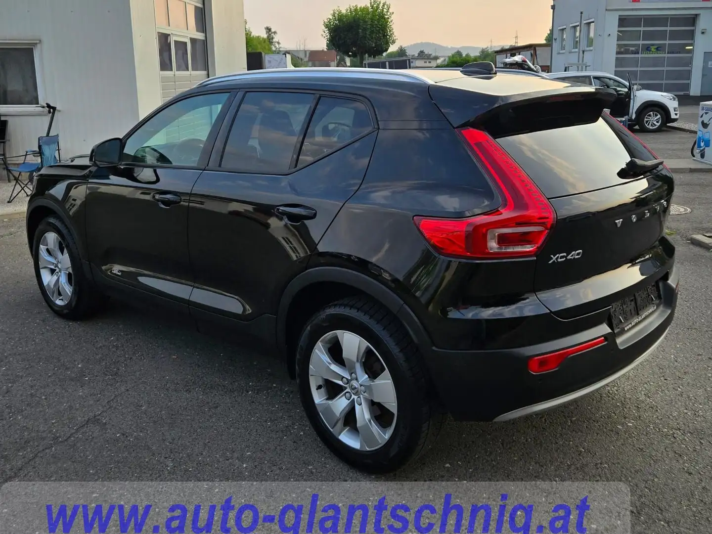 Volvo XC40 Momentum 2WD * 1. Besitz * Schwarz - 2