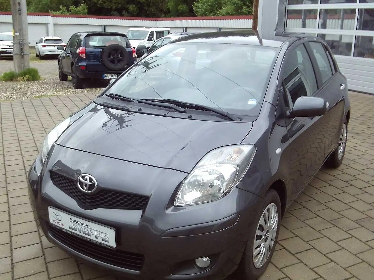 Toyota Yaris 5-Türer 1.33 VVT-i Executive Grijs - 2