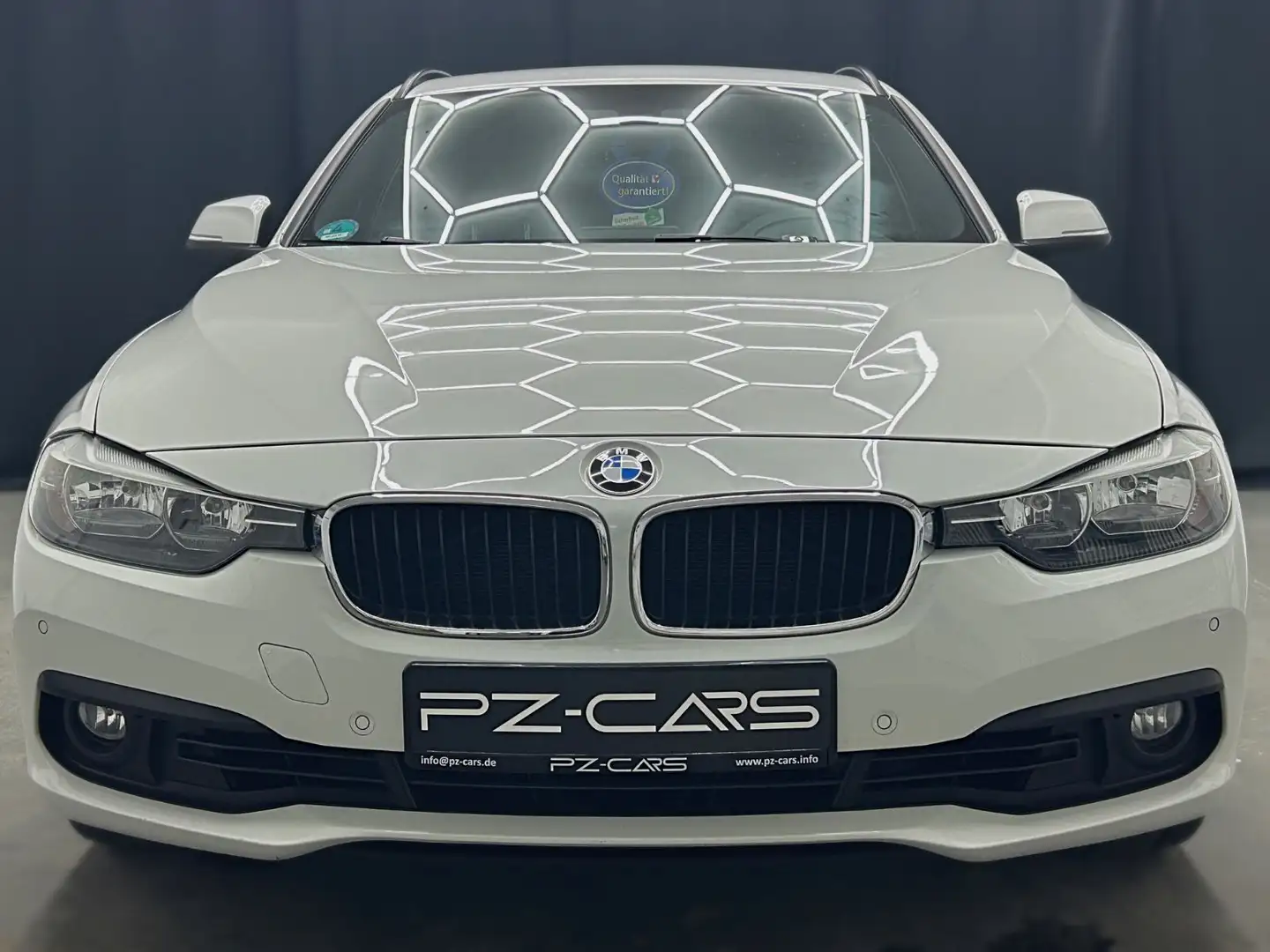 BMW 320 i AT Allrad|Navi|Leder|Einpark|Sitzheiz|Tempo Weiß - 2