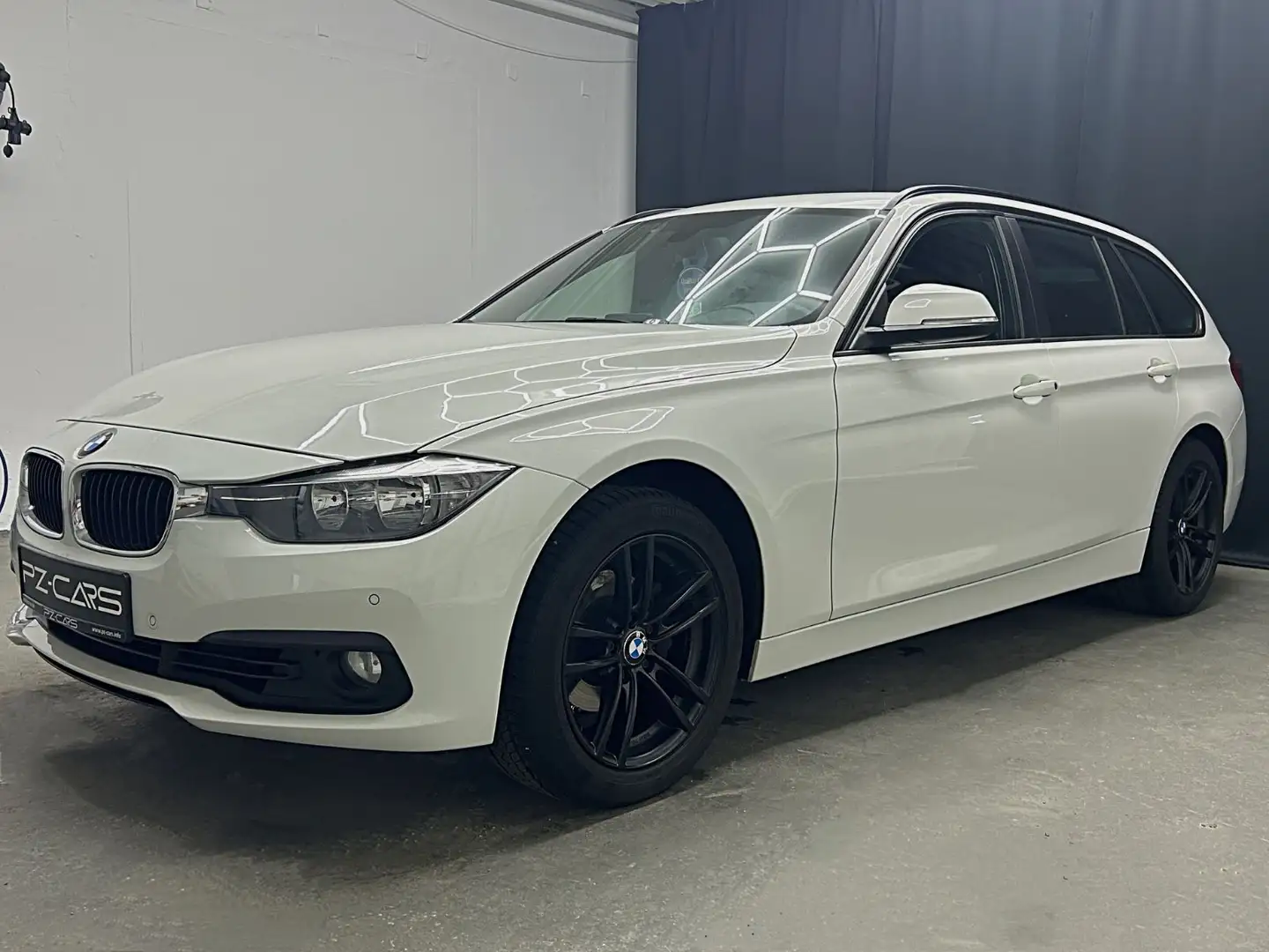 BMW 320 i AT Allrad|Navi|Leder|Einpark|Sitzheiz|Tempo Weiß - 1