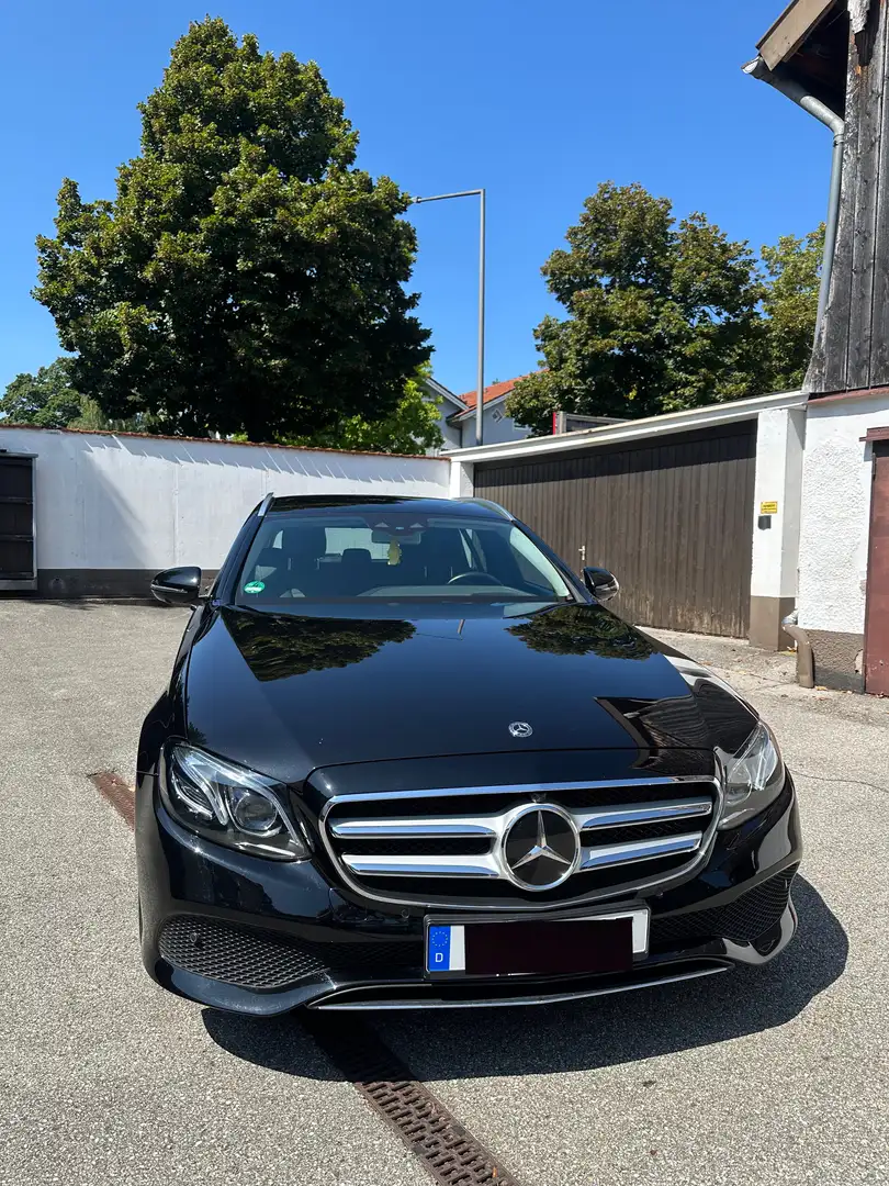 Mercedes-Benz E 220 E 220 d 4Matic (213.205) Schwarz - 1