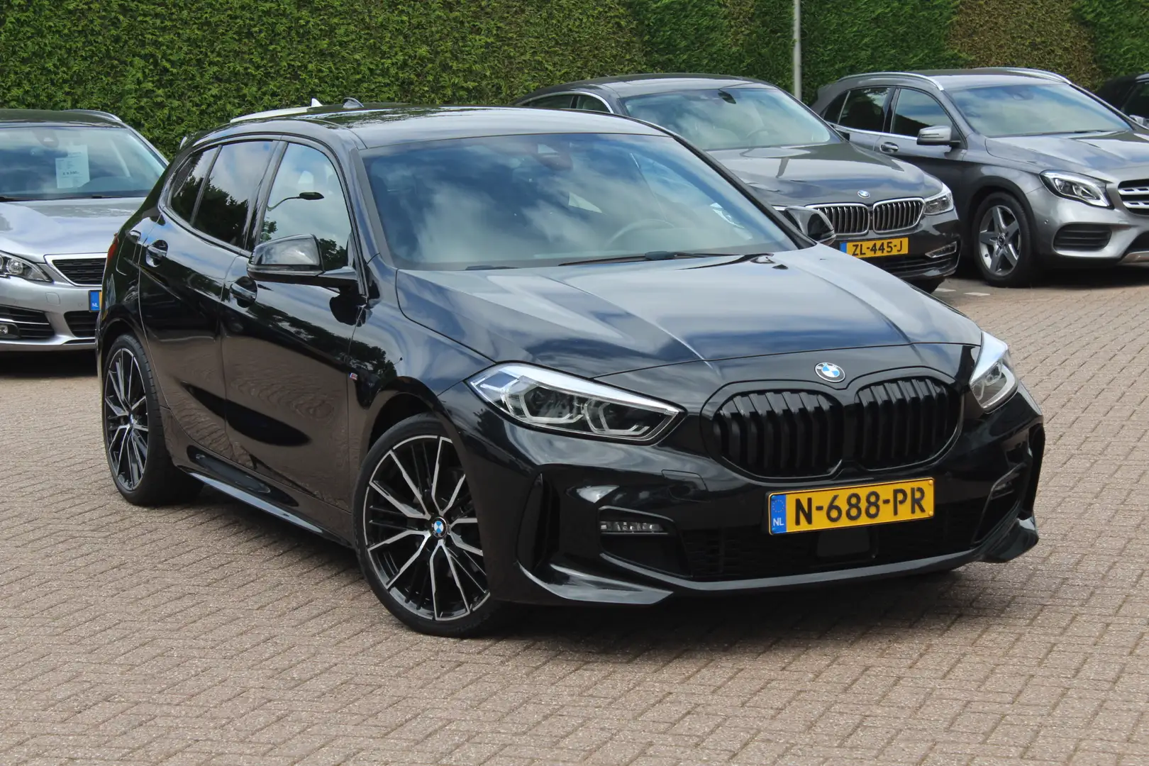 BMW 118 1-serie 118i Executive Ed. M Sport / Navigatie / H Чорний - 1