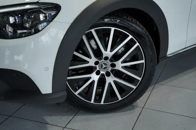 Mercedes-Benz E-Class view 3