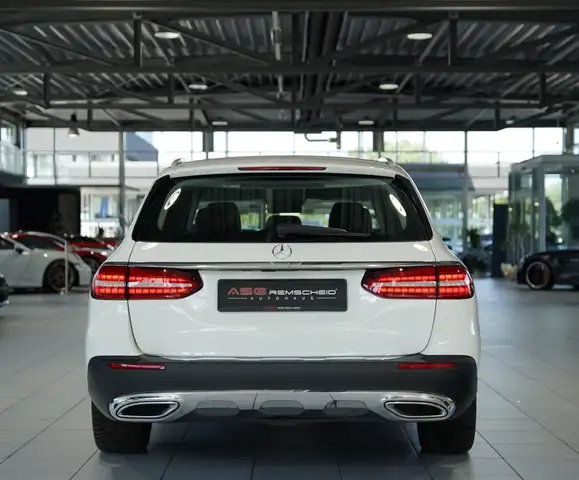 Mercedes-Benz E-Class view 9