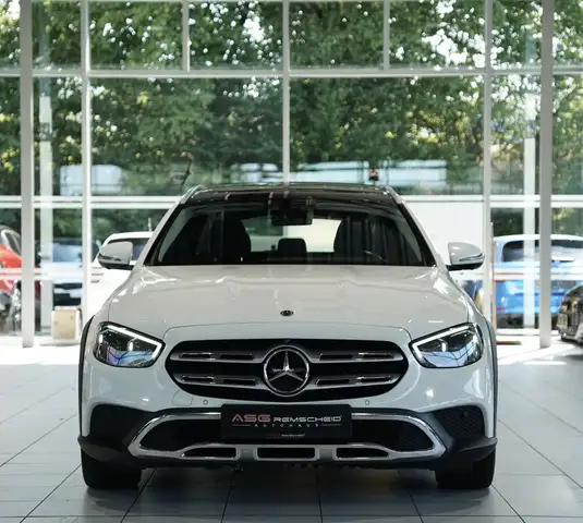 Mercedes-Benz E-Class view 4