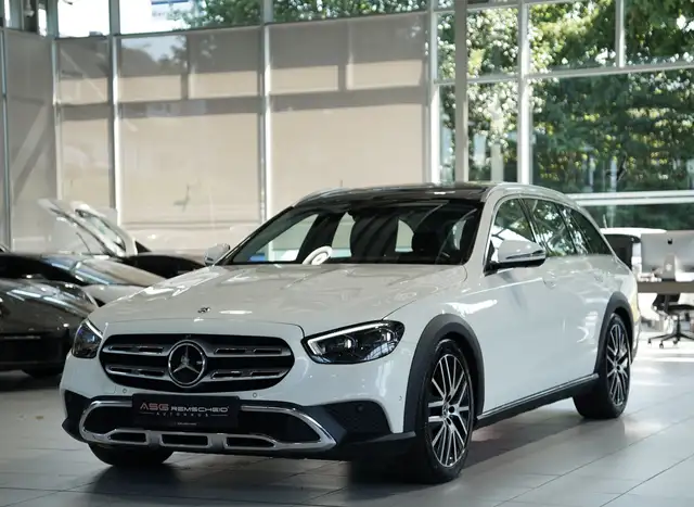 Mercedes-Benz E-Class view 5