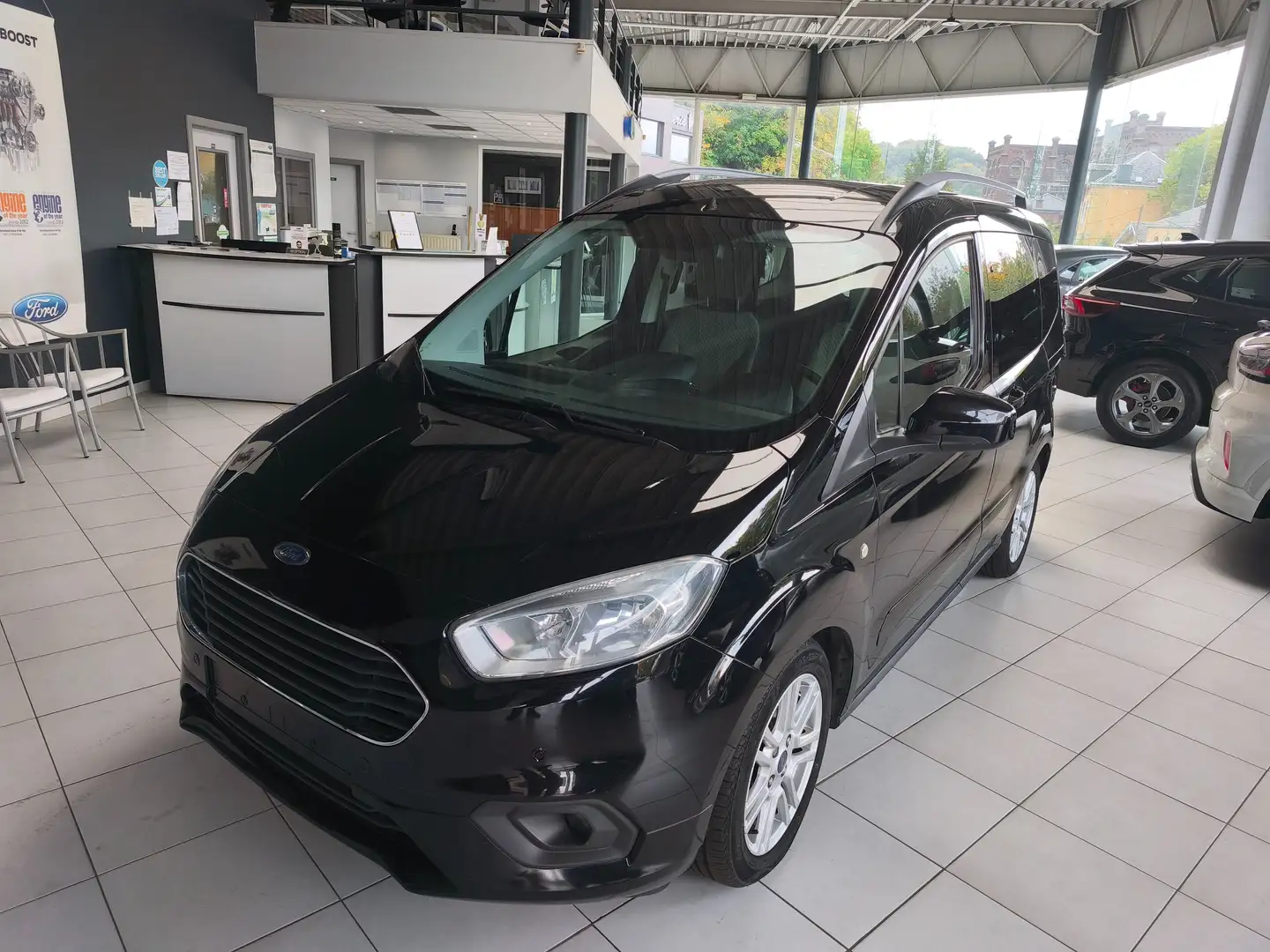 Ford Tourneo Courier 1.0 EcoBoost Titanium Zwart - 1