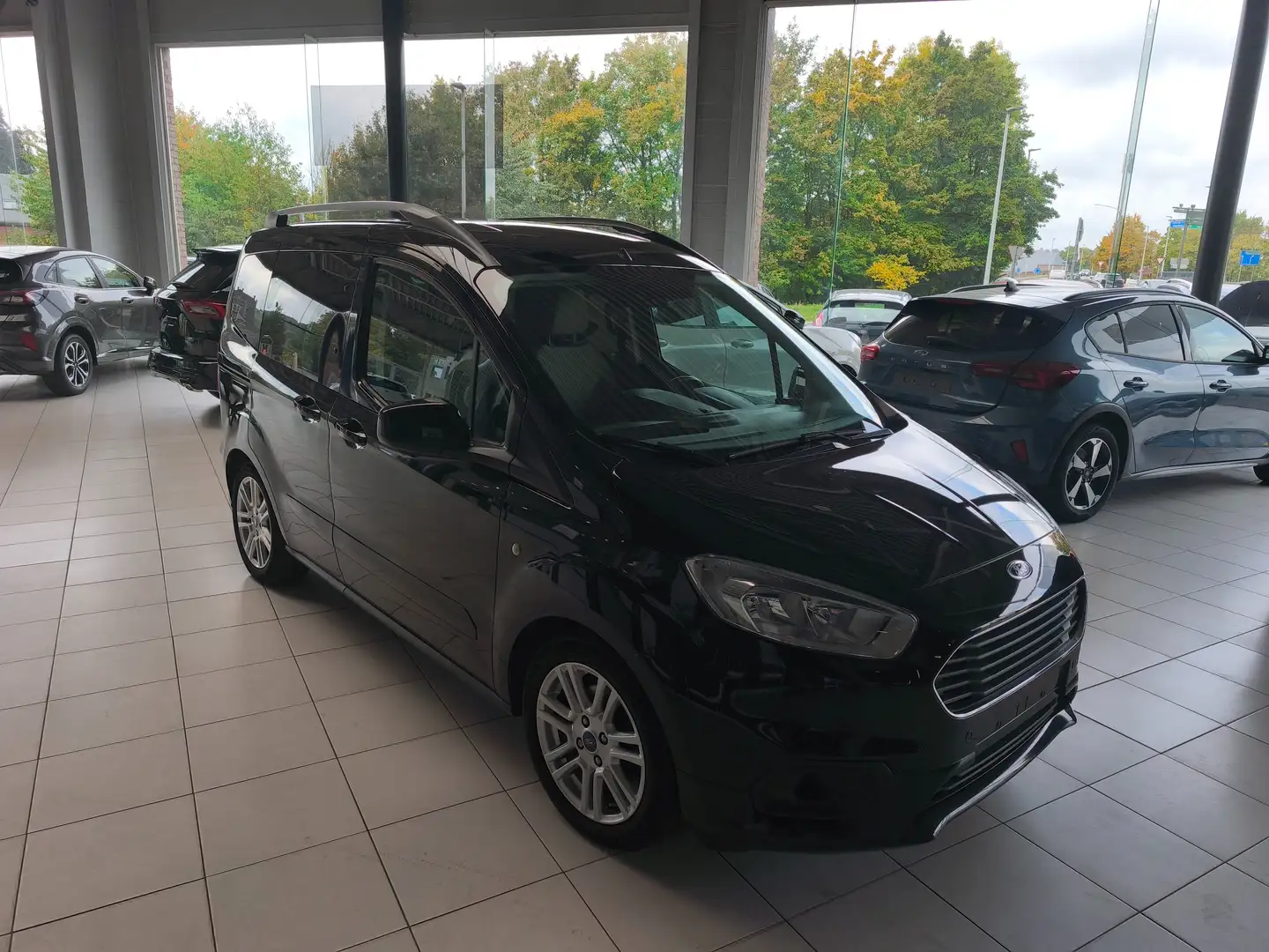 Ford Tourneo Courier 1.0 EcoBoost Titanium Zwart - 2