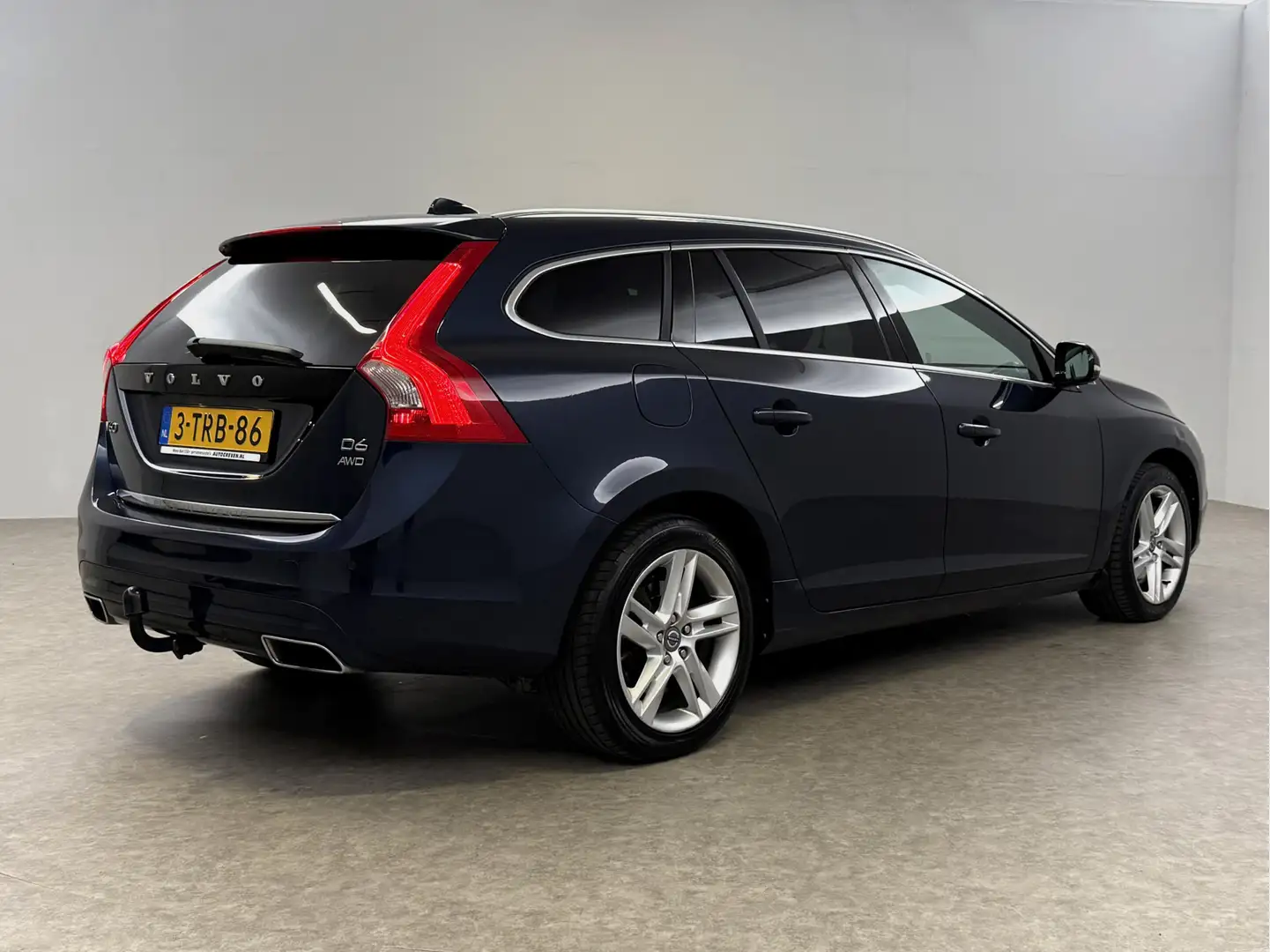 Volvo V60 2.4 D6 AWD Plug-In Hybrid Summum 215PK Trekhaak LE Blauw - 2