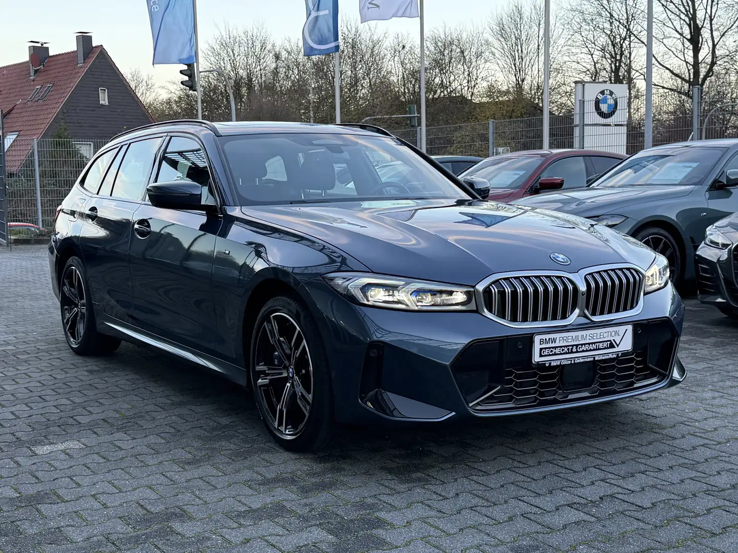 BMW 330 e xDrive Touring M//Leas.ab EUR515,-inkl. Blau - 2
