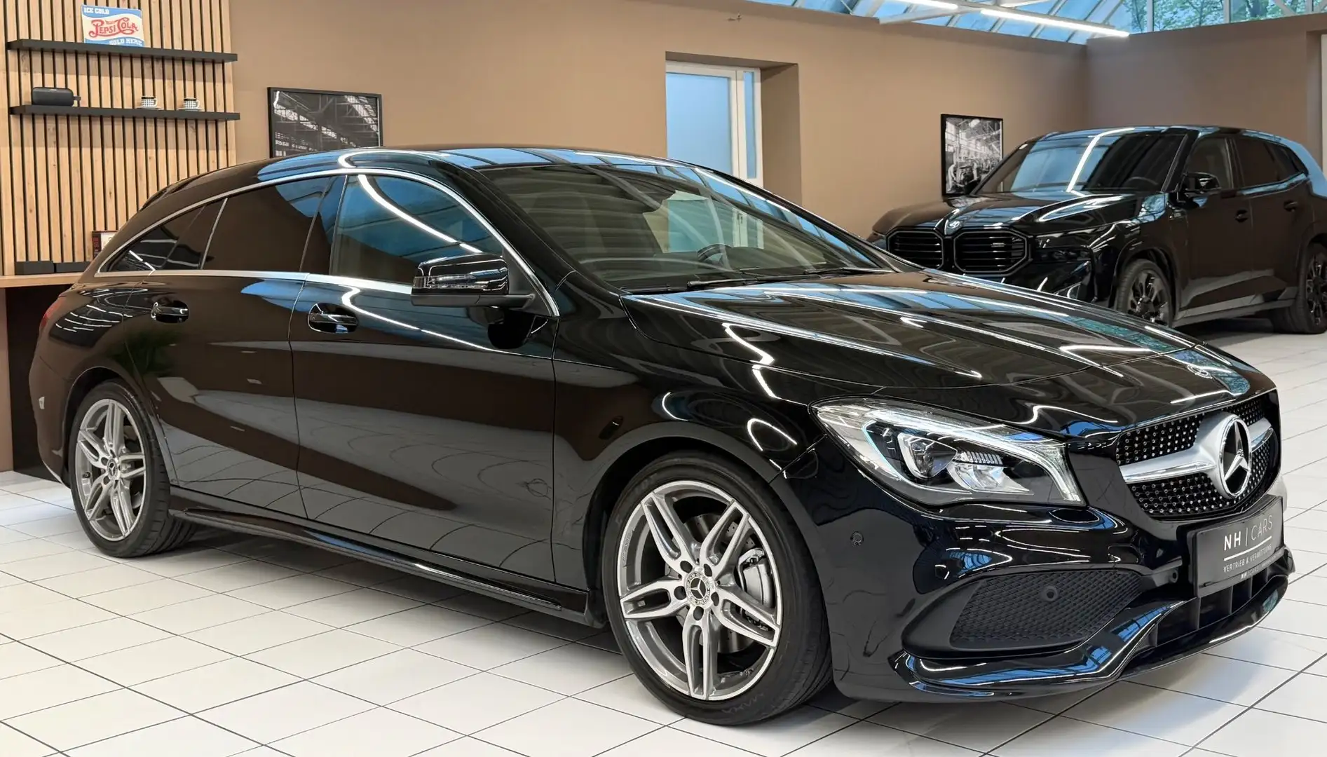 Mercedes-Benz CLA 220 d Shooting Brake AMG Line 4matic Schwarz - 1
