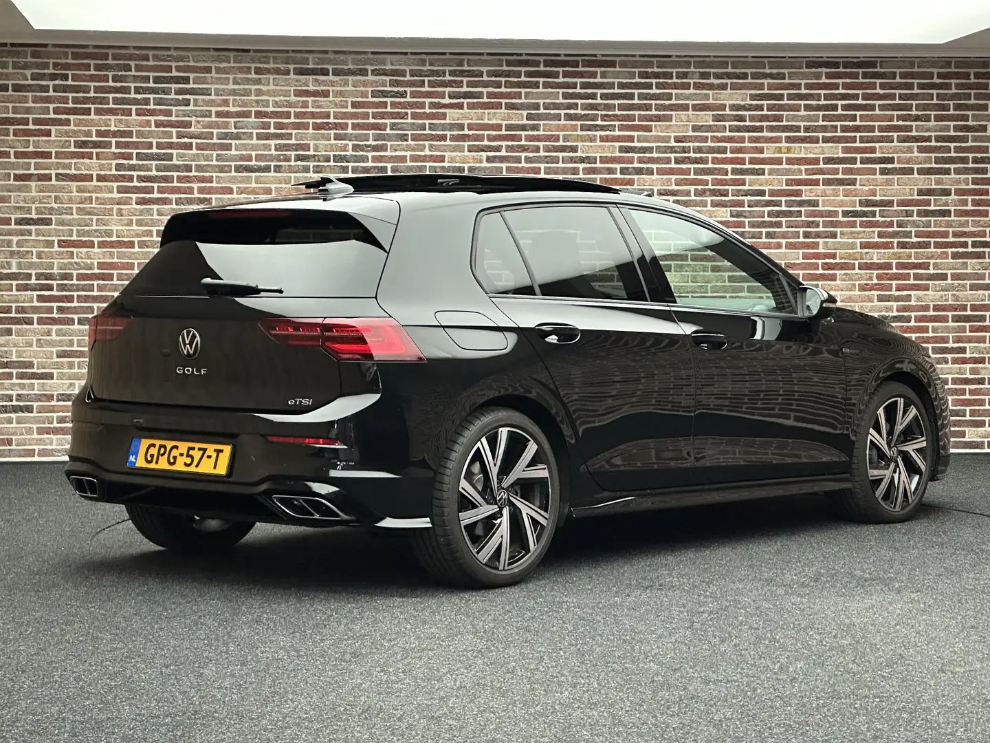 Volkswagen Golf 1.5TSI 150PK R-Line Volkswagen Golf 1.5 eTSI R-Lin Zwart - 2