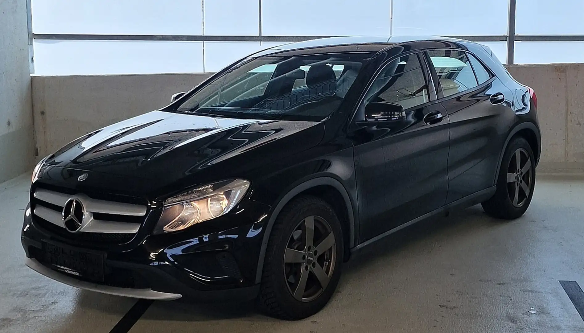 Mercedes-Benz GLA 180 Schwarz - 1