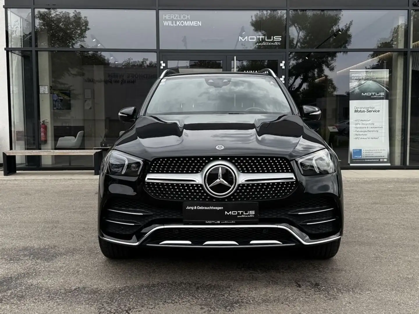 Mercedes-Benz GLE 300 d 4Matic AMG Line Schwarz - 2