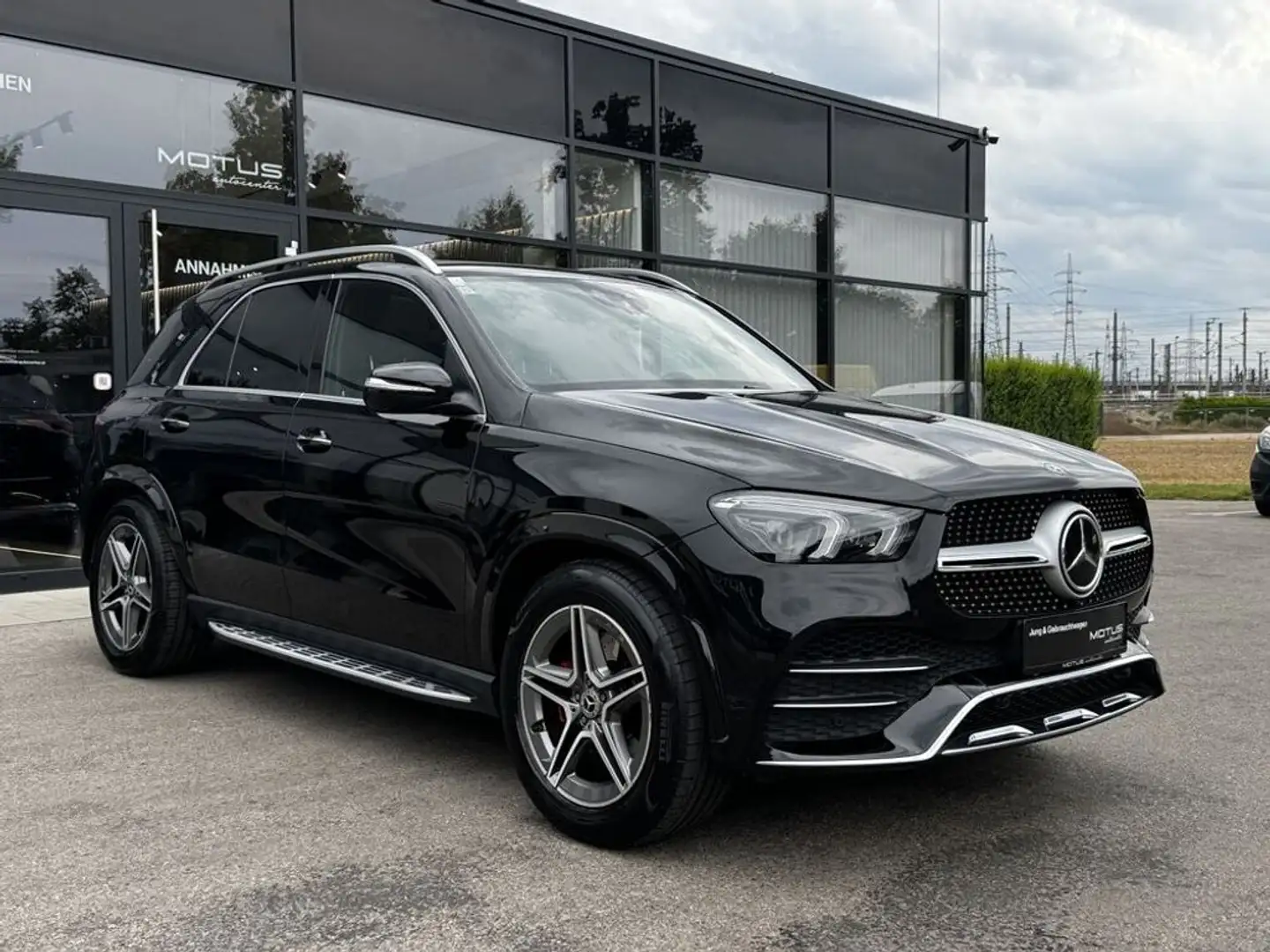 Mercedes-Benz GLE 300 d 4Matic AMG Line Schwarz - 1