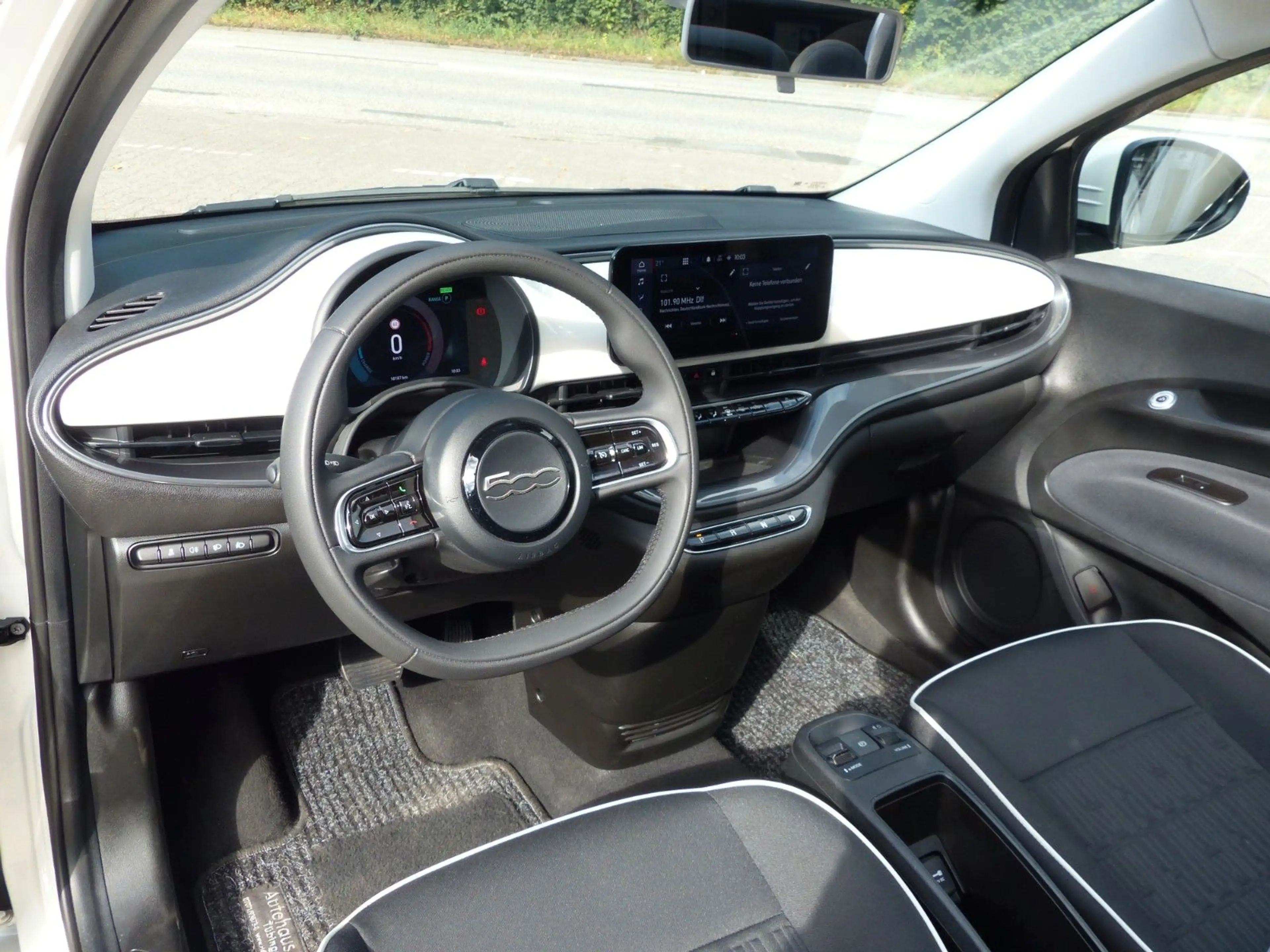 Fiat 500e Cabrio, Klimaaut., Apple CarPlay — photo 15