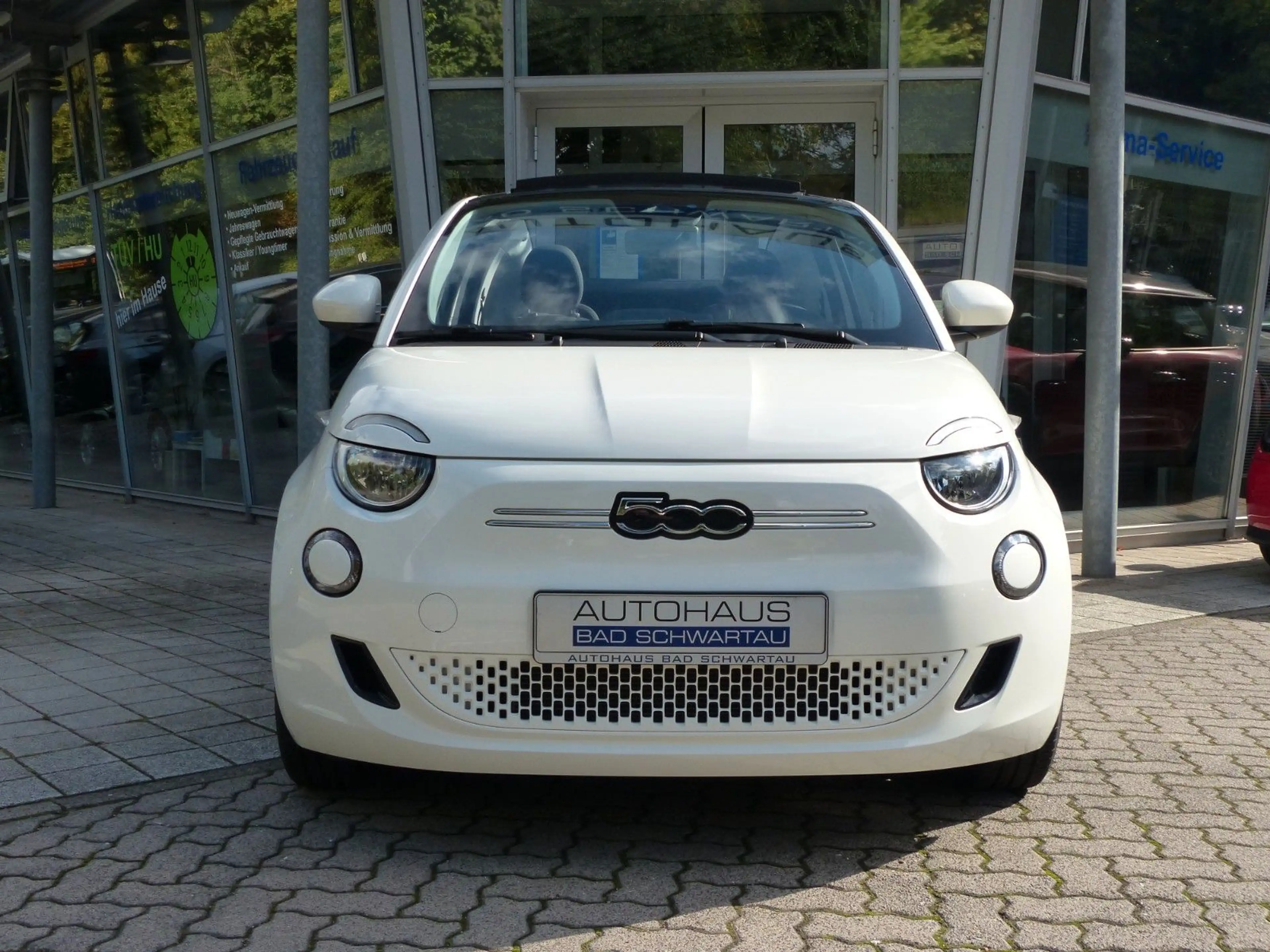 Fiat 500e Cabrio, Klimaaut., Apple CarPlay — photo 4