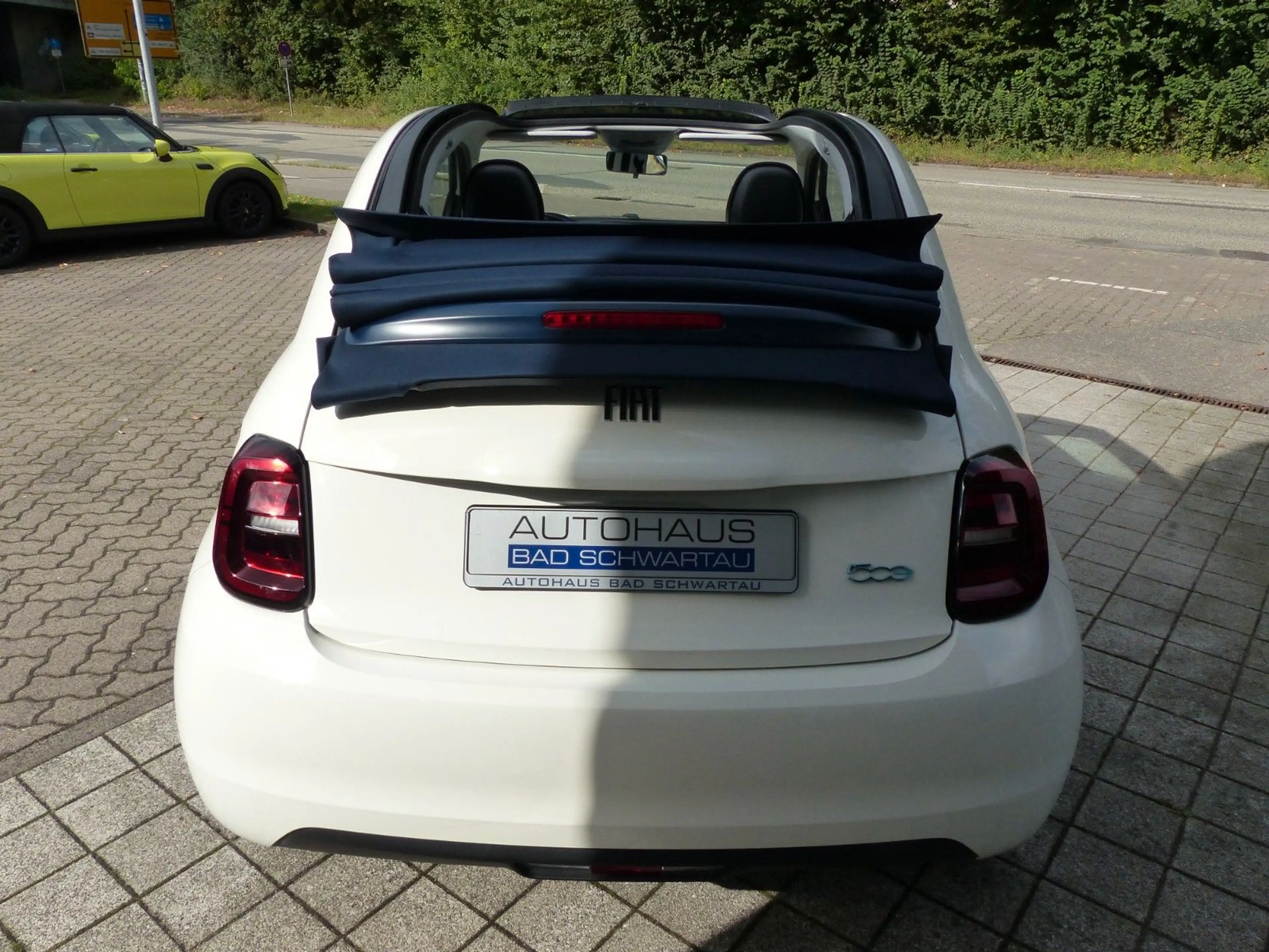 Fiat 500e Cabrio, Klimaaut., Apple CarPlay — photo 9