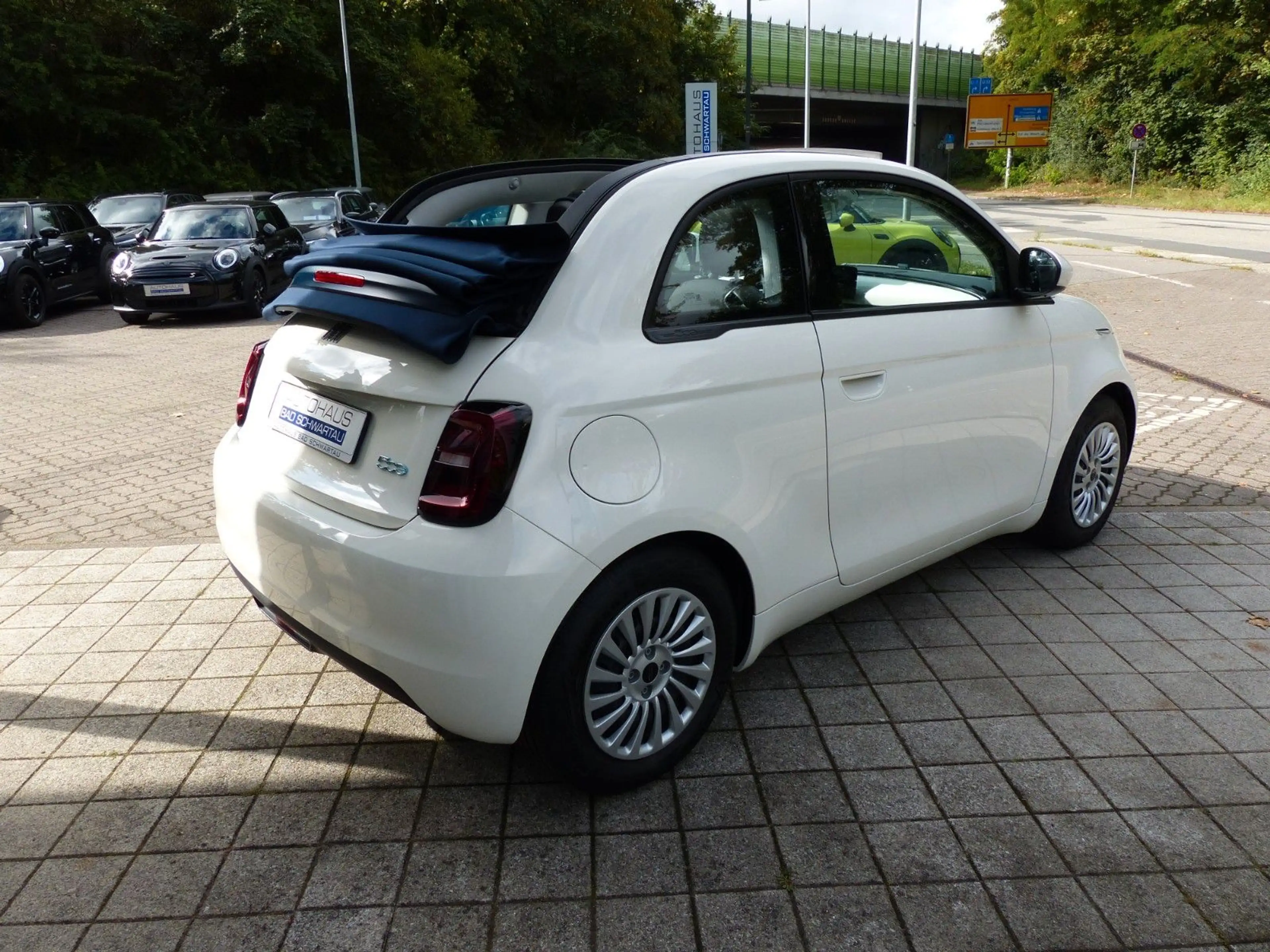 Fiat 500e Cabrio, Klimaaut., Apple CarPlay — photo 11