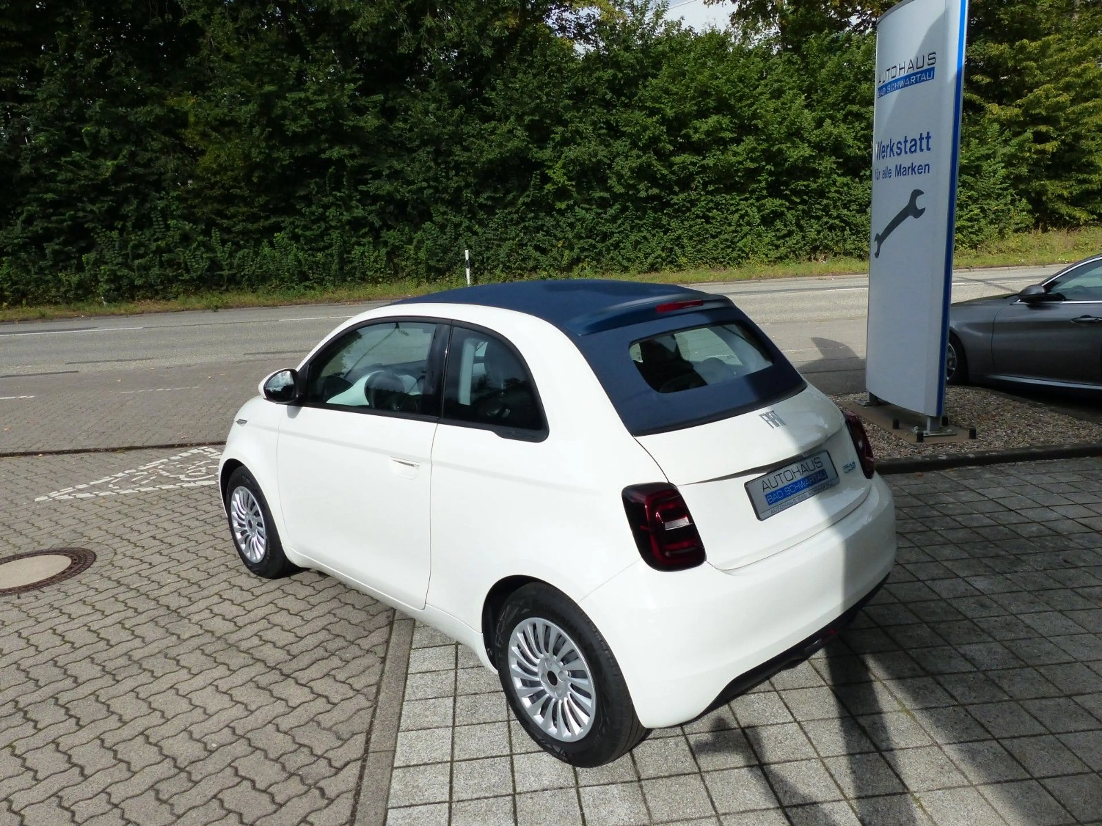 Fiat 500e Cabrio, Klimaaut., Apple CarPlay — photo 8