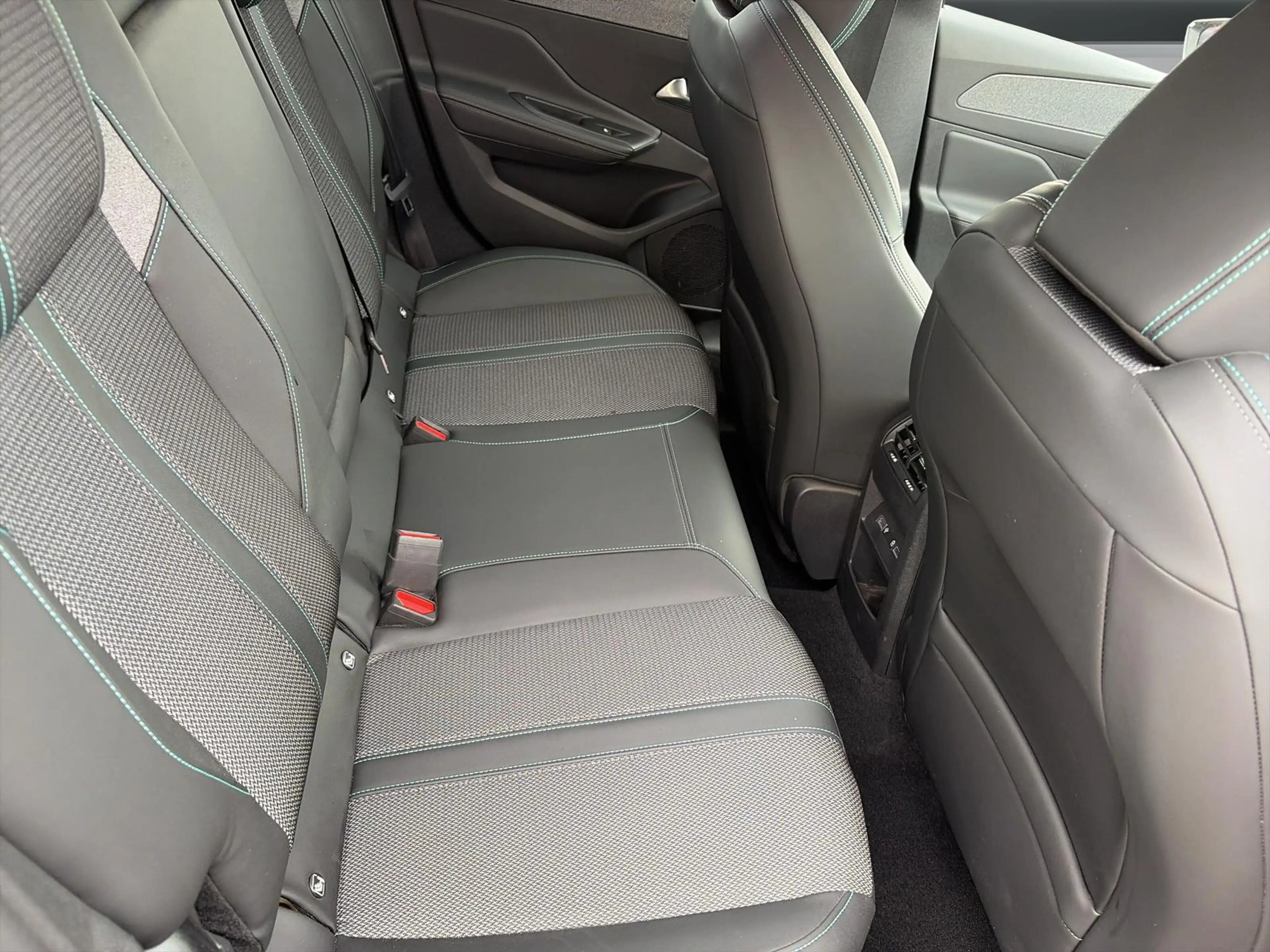 Peugeot 308 SW Hybrid 180 Allure Pack — photo 14