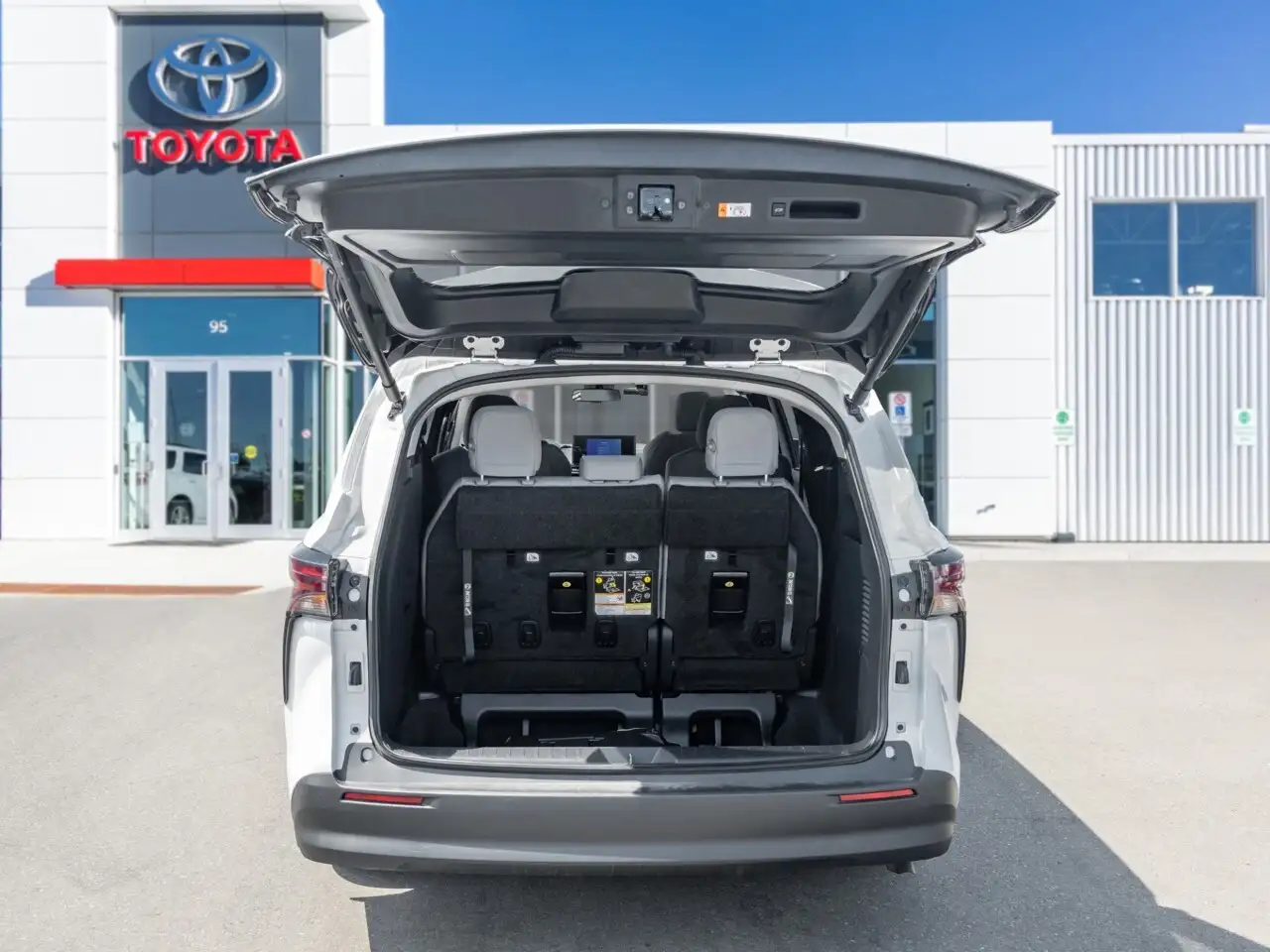Toyota Sienna снимка Toyota Sienna